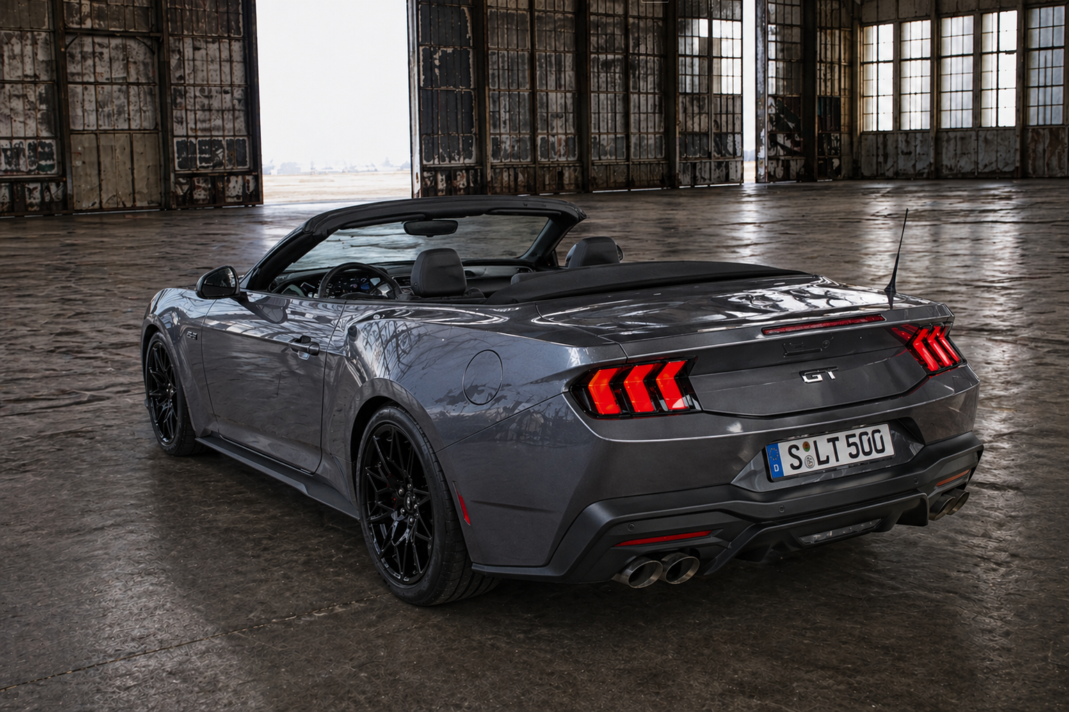 Ford Mustang GT Convertible im Hangar