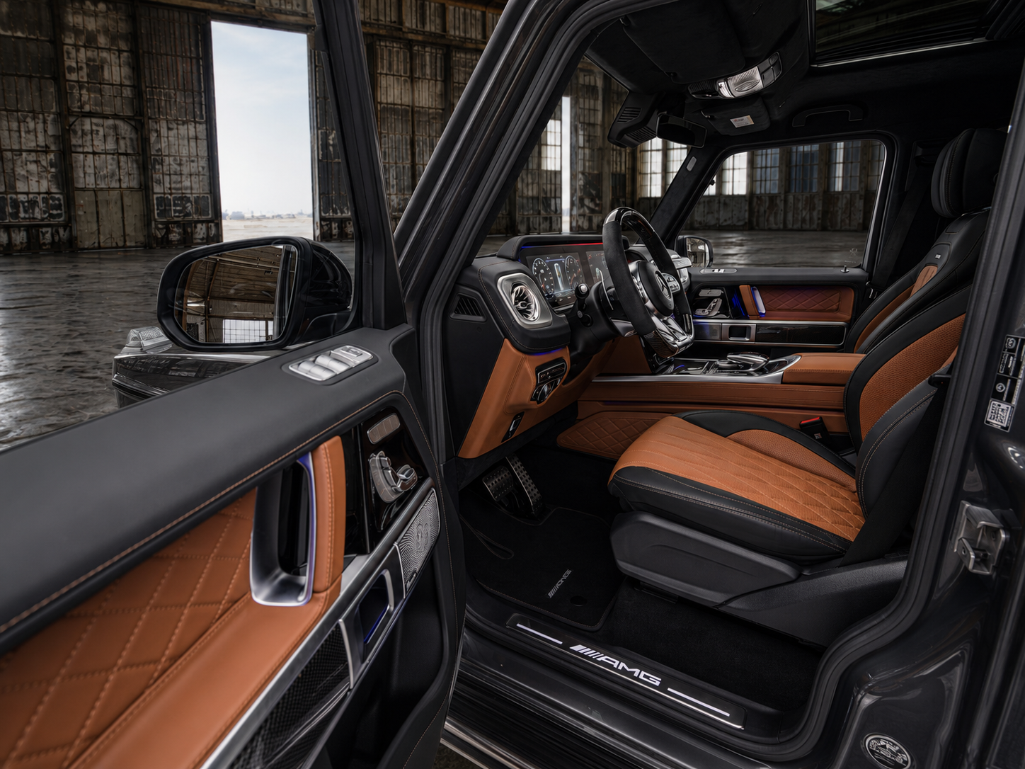 G63 AMG Innenraum im Hangar
